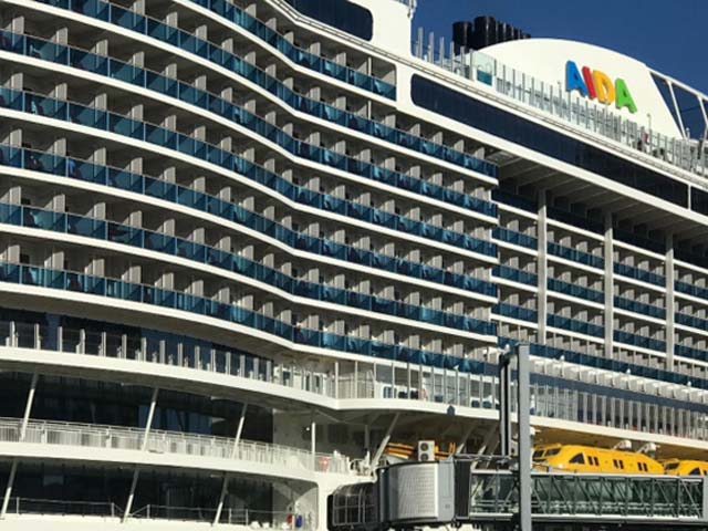 AIDAcosma aan de Cruise Terminal Rotterdam